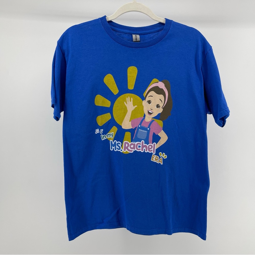 In My Miss Rachel Era Graphic Short Sleeve T-Shirt in Blue, Youth XL